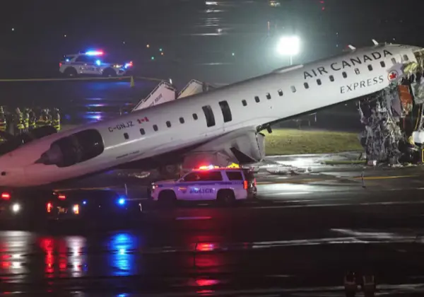 एयर कनाडा की फ्लाइट फायर ट्रक से टकराई